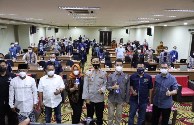  Foto : Waka Polresta Malangkota bersama ketua PWI Malang Raya dan para peserta UKW saat foto bersama.