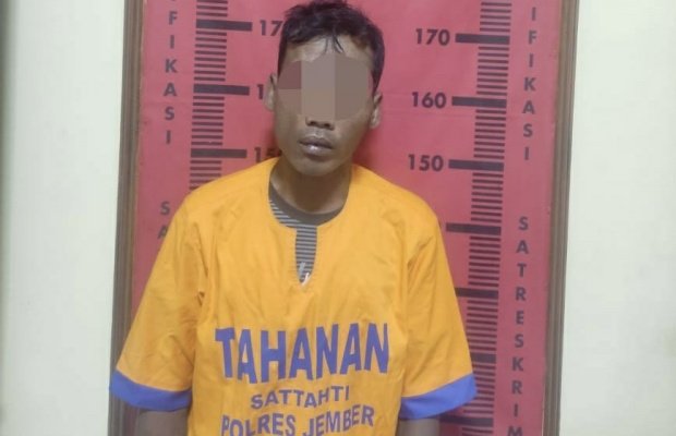 Foto: MLT (39) saat diamankan di Mapolsek Jombang