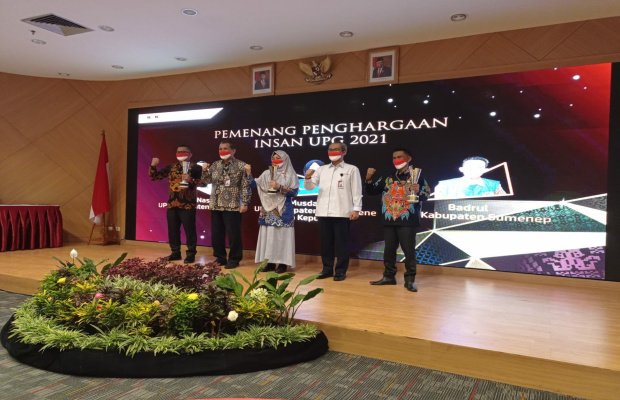 Foto: Badrul, Penyuluh Antikorupsi Komisi Pemberantasan Korupsi Republik Indonesia (KPK-RI) asal Sumenep saat terima penghargaan