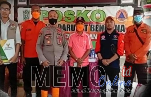 Foto : Tim dari Pemkab Sampang usai menyerahkan bantuan di posko Kecamatan Pronojiwo Lumajang