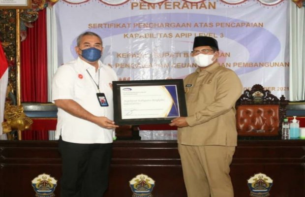 Foto : Penerimaan penghargaan