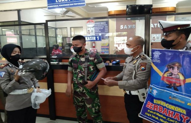 Foto: Kasatlantas Polres Batu didampingi KRI Samsat Batu saat memberikan doorprize kepada para wajib pajak