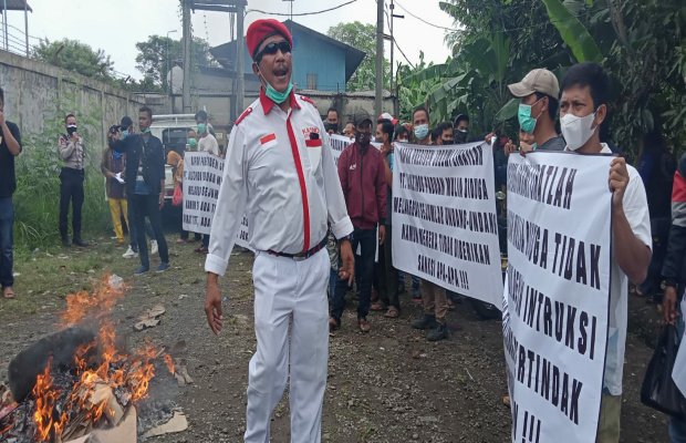 Foto: Suasana aksi demontrasi puluhan mantan karyawan perusahaan Aluzindo Paduan Mulia