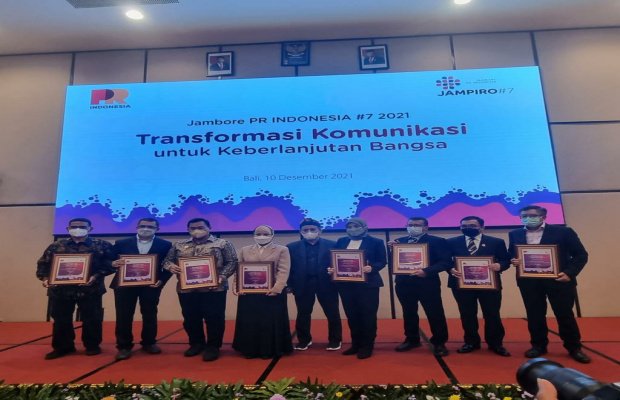 Foto: Mendag Lutfi saat menerima penghargaan 'Most Popular Leader'.