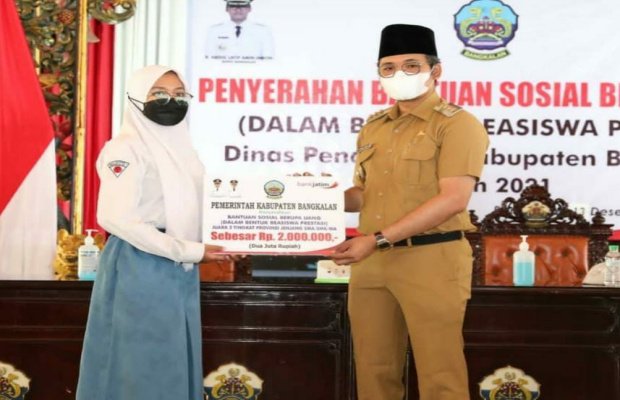 Foto : Penyerahan beasiswa