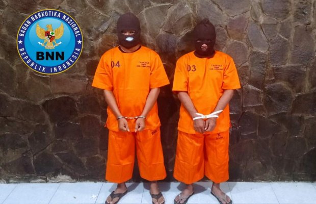 Foto : Dua tersangka, sesaat ketika masih diamankan di kantor BNNK Lumajang