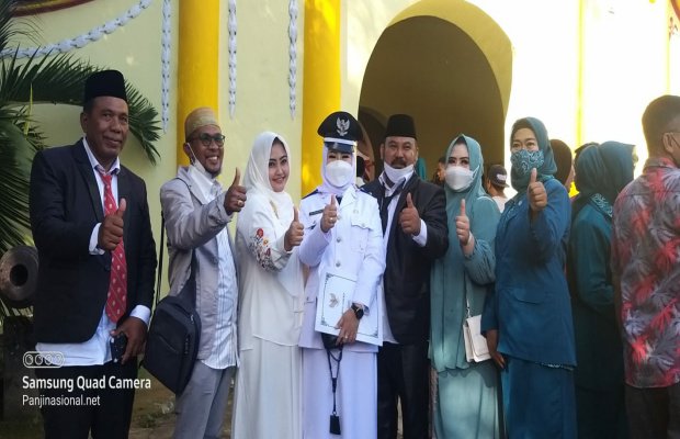 Foto: Hj. Sri Hajati Ahyari, Kades Tonduk usai dilantik di Pendopo agung keraton Sumenep