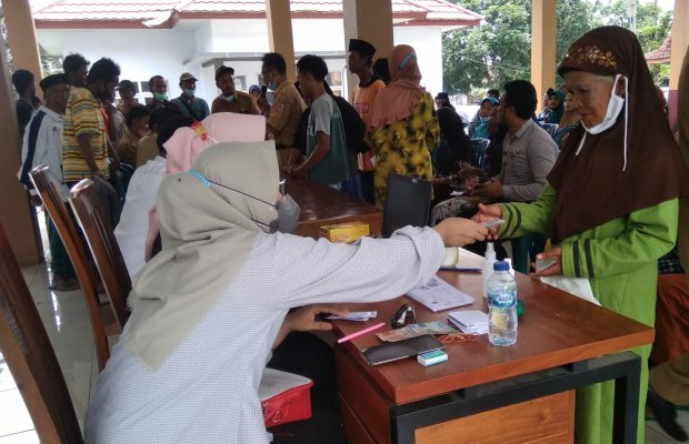 Foto: Petugas Bank Jatim salurkan bantuan BLT Rp. 450 di Pendapa Desa Balet Baru, Kecamatan Sukowono, Jember