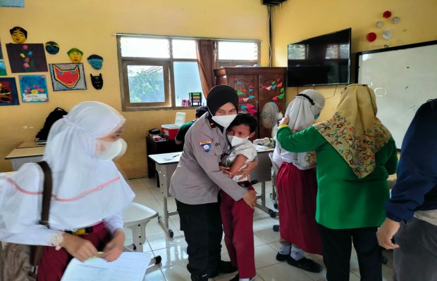 Foto: Saat pelaksanaan vaksinasi di SDN Blimbing 2 Kota Malang.