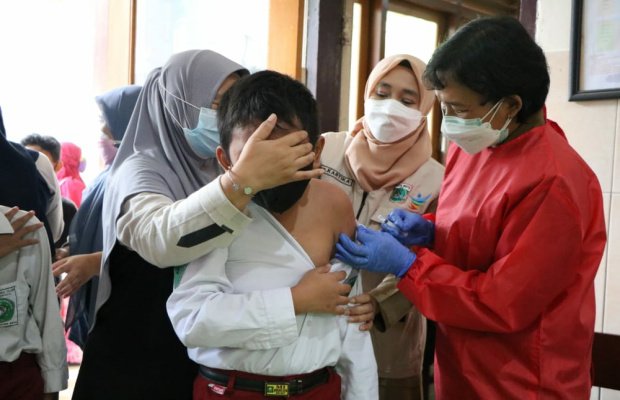 Foto: Suasana saat pemeberian vaksinasi Covid-19 kepada siswa SD