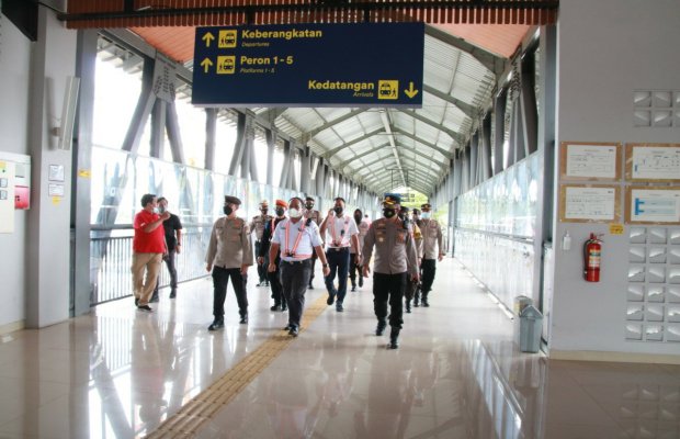 Foto: Waka Polresta Malang bersama rombongan saat tiba di Stasiun Kota Baru Malang.