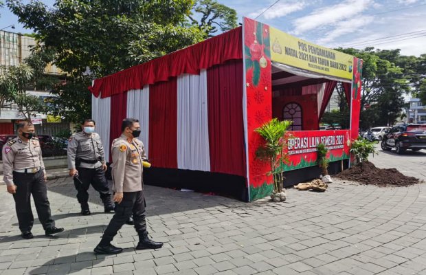 Foto: Kapolresta Malang Kota saat meninjau Pos Pengamanan Nataru.