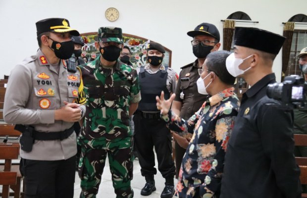 Foto: Kapolres Batu bersama forkopimda saat memantau kesiapan pelaksanaan perayaan Natal di Gereja.