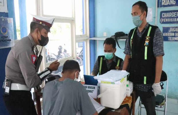 Foto : Salah satu sopir bus (duduk mengenakan kaos), saat mengisi data diri jelang tes urine