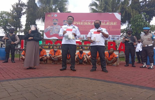 Foto: KasatResnarkoba Polres Batu bersama jajaran saat menjukkan barang bukti kasus Narkoba
