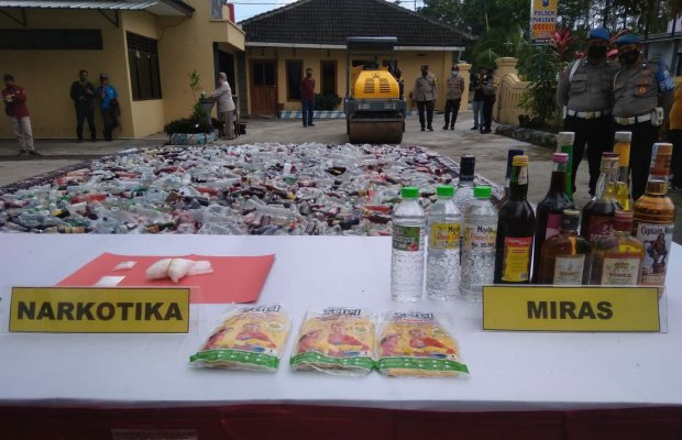 Foto: Pemusnahan Botol Minuman Keras dan Narkotika Akhir Tahun 2021