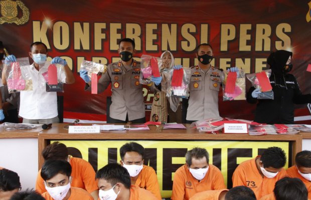 Foto: Kapolres Sumenep AKBP Rahman Wijaya menunjukkan BB saat perss riliese 
