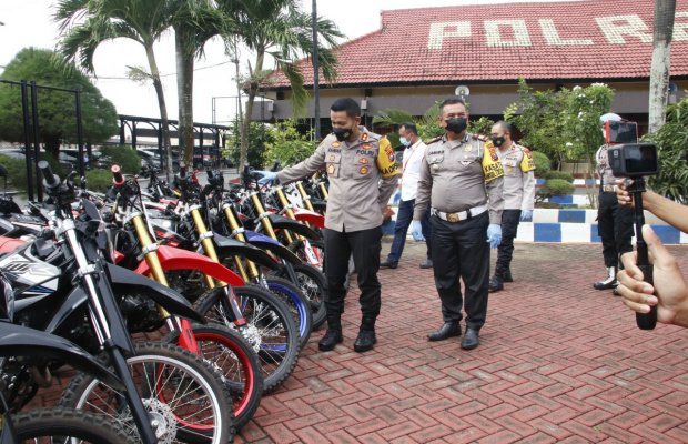 Foto: Kapolres Sumenep AKBP Rahman Wijaya saat menunjukkan puluhan motor berkenalpot brong