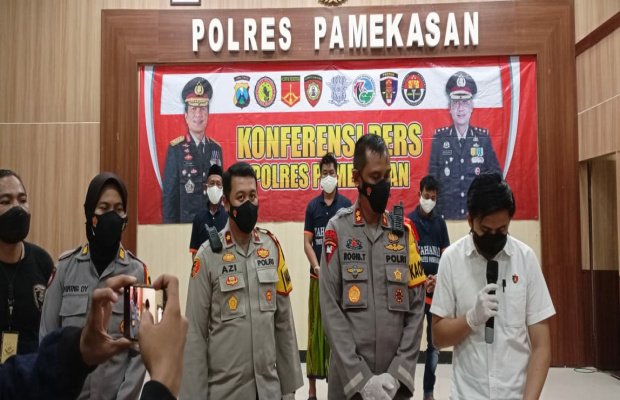 Foto: Kapolres Pamekasan Didampingi Kasat Reskrim Saat Berikan Keterangan Pada Media