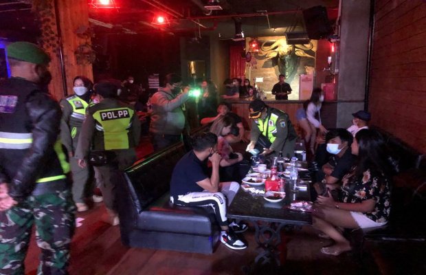 Foto: Tim gabungan Polres Batu saat merazia tempat hiburan malam