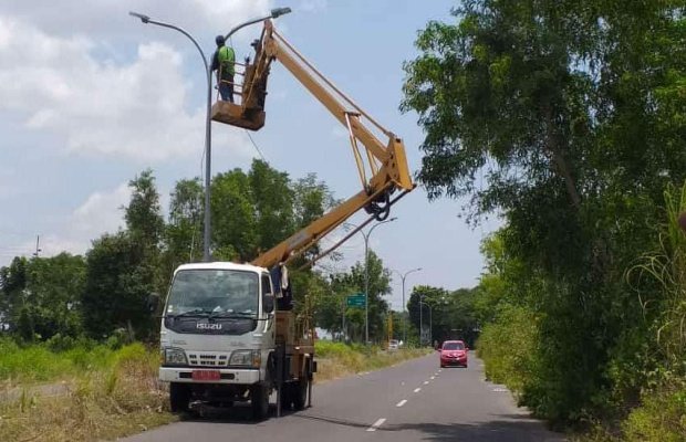Foto : Petugas saat memperbaiki Penerangan Jalan Umum