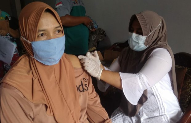 Foto : Warga saat disuntik vaksin Covid-19