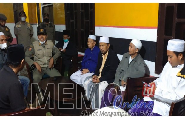  Foto : Jajaran MUI,  PCNU, Satpol PP Kabupaten Sampang di dampingi pemilik tempat esek esek  dikediaman H Tolib