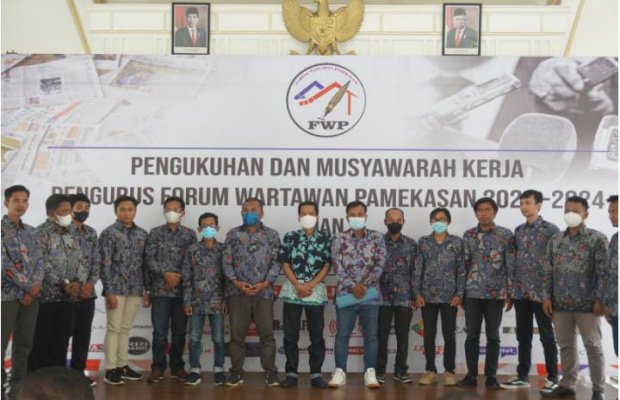  Foto : Pengukuhan Pengurus FWP dan Peluncuran Gedung Studi Pers