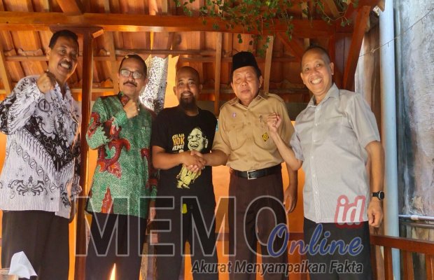 Foto : Keluarga korban (kaos hitam) bersama oknum guru (baju coklat), parwakilan PGRI serta Kadisdik Kabupaten Sampang