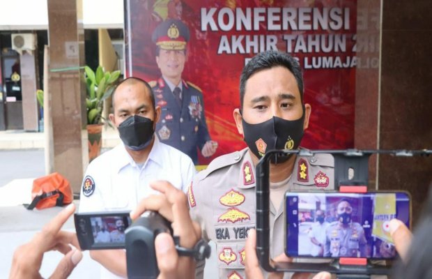 Foto: Kapolres Lumajang, AKBP Eka Yekti Hananto Seno, diwawancarai awak media, Selasa (11/1/2022).