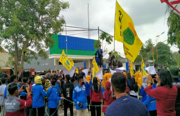 Foto: Ratusan Aktivis PMII STKIP PGRI Sumenep saat mengepung kantor Dinas Pendidikan Sumenep