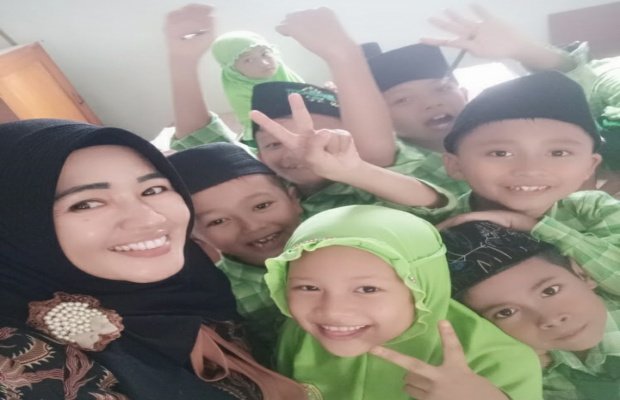 Foto: Sri Wahyuni  guru Madrasah Ibtidaiyah Al-Amin