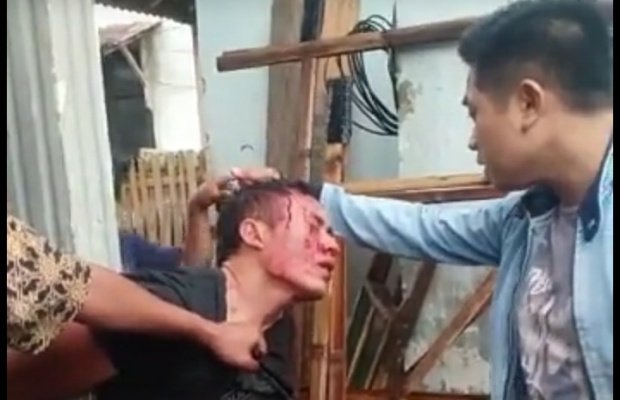Foto: Pelaku saat ditangkap massa