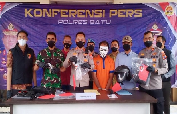 Foto: Kapolres Batu bersama jajaran saat menunjukan barang bukti.
