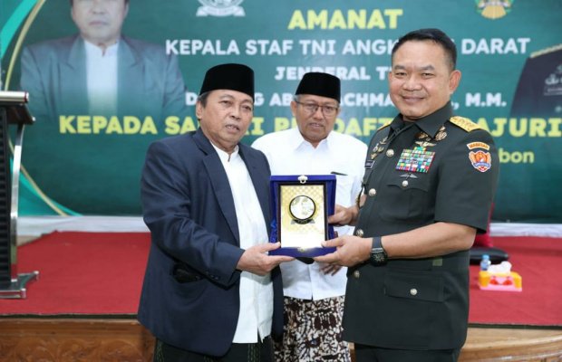 Foto: Kasad Dudung Abdurahman bersama KH. Muh. Mustofa Aqil Siroj.