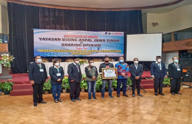 Foto : Suasana saat sesi foto bersama usai penyerahan sertificated of award.
