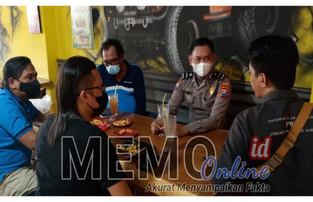 Foto : PS Kanit Bintibsos Satbinmas Polres Sampang Aipda Liwail Amri bersama awak media