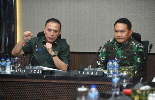Foto: Kasad Dudung bersama Ketum PSSI Mochammad Iriawan