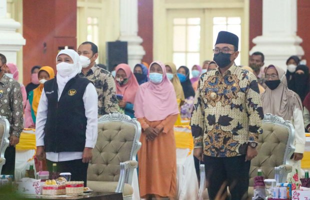 Foto : Gubernur Jatim Bersama Bupati Pamekasan Saat Acara Pembinaan Kepsek SMA Swasta di Kantor Bakorwil.