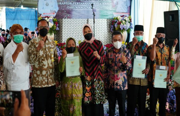 Foto: Walikota Batu saat penyerahan 138 sertifikat redistribusi tanah.