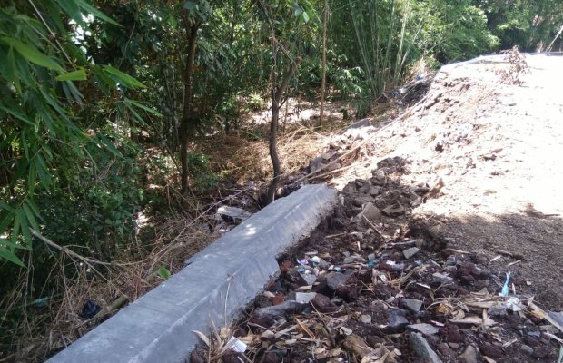 Foto: Kondisi proyek pembangunan tembok penahan tanah (tpt) sebelum diperbaiki di Dusun Lengkong Barat, Desa Mrawan, Jember.