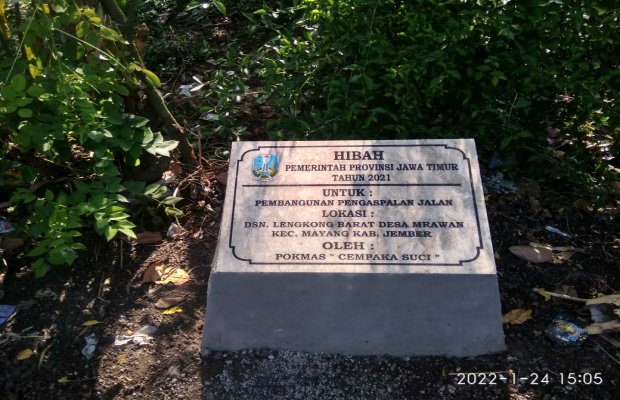 Foto: Masih seumur jagung jalan aspal di pemdes mrawan diduga tak sesuai spek.