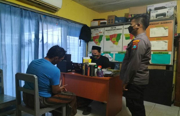 Foto: Saudara 'S' Saat Diamankan di Polsek Pasean