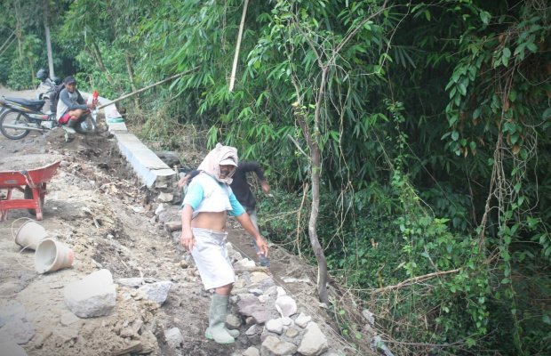 Foto: Pengerjaan proyek hibah bernilai ratusan juta di Jember