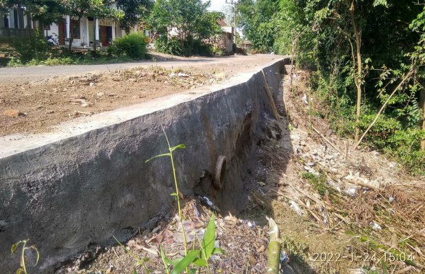 Foto: Proyek siluman di Desa Mrawan, Jember di kerjakan asal-asalan