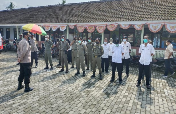 Foto : Muspika, TNI dan Polri Gelar Apel di halaman Pendapa Pemdes Suren, Jember.