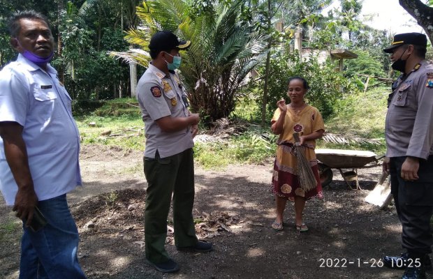 Foto : Muspika Ledokombo gelar vaksinasi secara door to door di delapan titik Pemdes Suren, Jember.