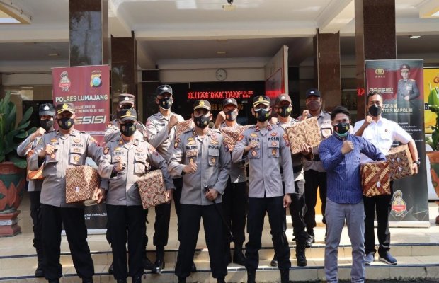 Foto : Kapolres Lumajang AKBP Eka Yekti Hananto Seno S.I.K M.Si ( tengah depan ), foto bersama anggotanya yang diapresiasi.