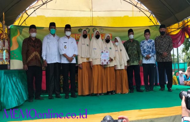 Foto : Bupati Pamekasan, Baddrut Tamam Bersama Kepsek MAN 1 Pamekasan dan Siswa Juara AKSI 2022.