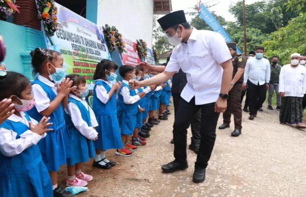 Foto : Siswa TK DWP 06 Bangkalan saat menyambut Bupati Bangkalan, R Abdul Latif Amin Imron, (26/1). 